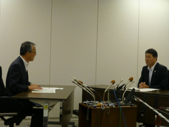 画像:複合災害対策について意見交換する田中委員長と泉田委員長(新潟県知事)